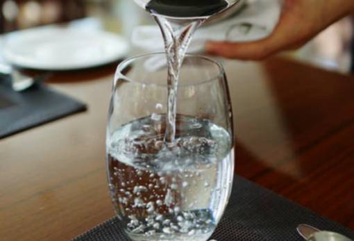 7 σημάδια που δείχνουν ότι δεν πίνεις αρκετό νερό