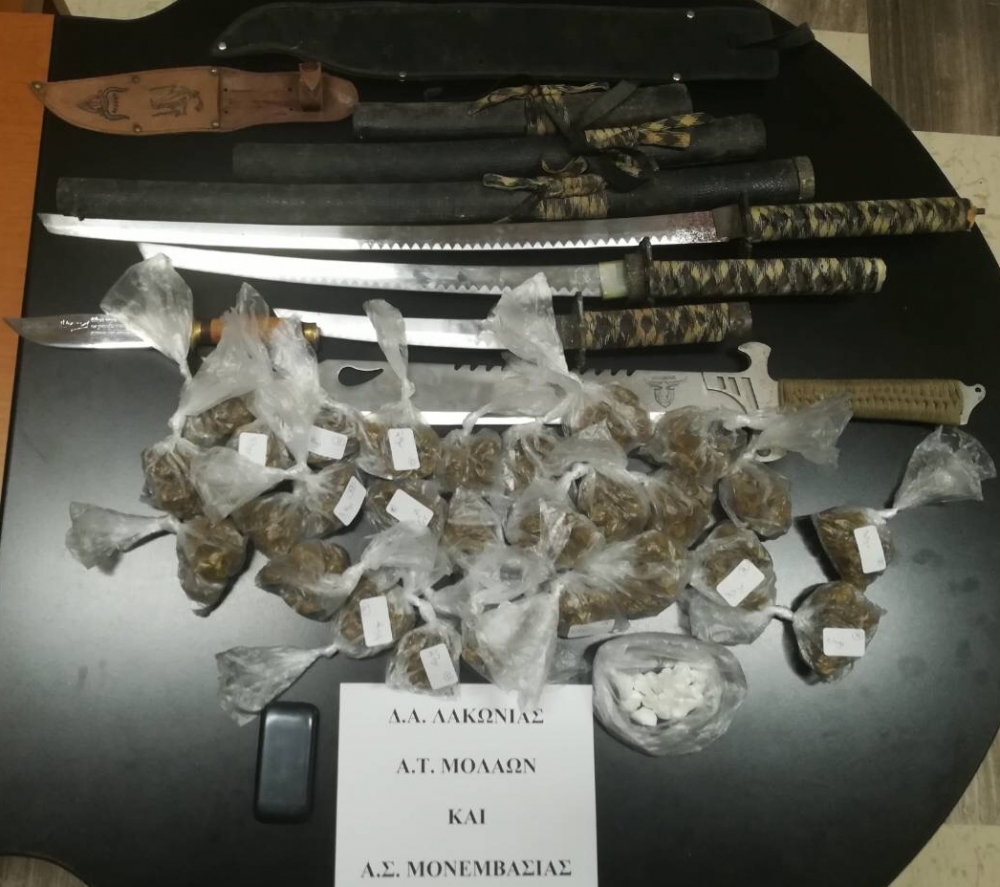 Ναρκωτικά και… σπάθες βρήκε η Αστυνομία στη Συκιά (ΦΩΤΟ)