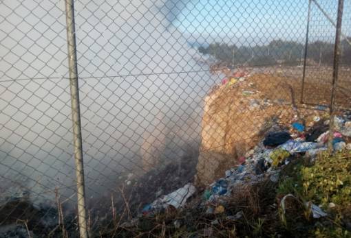 «Πνίγηκαν» από καιγόμενα σκουπίδια κάτοικοι στα Νιάτα (ΦΩΤΟ)