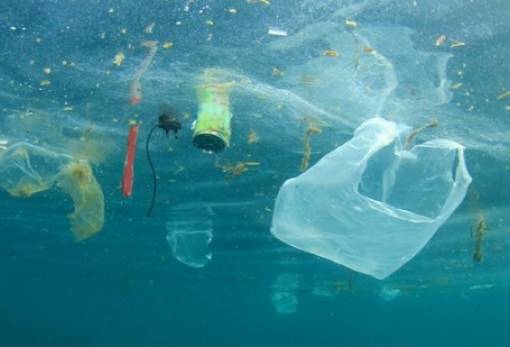 O OHE θα αργήσει να σώσει τους ωκεανούς από τα πλαστικά σκουπίδια