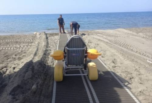 Η λακωνική παραλία που «γνέφει» φιλικά στα ΑμεΑ…