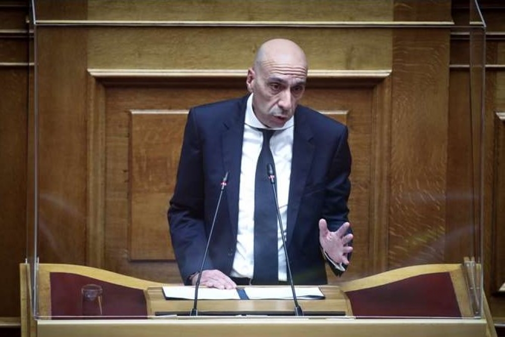 &Sigma;&tau;&eta;&nu; &omicron;&upsilon;&sigma;ί&alpha; &tau;&omicron;&upsilon; &theta;έ&mu;&alpha;&tau;&omicron;&sigmaf; &omicron; &Mu;&pi;&rho;&alpha;&tau;ά&kappa;&omicron;&sigmaf; &kappa;&alpha;&tau;ά &tau;&eta;&nu; &pi;&alpha;&rho;&theta;&epsilon;&nu;&iota;&kappa;ή &tau;&omicron;&upsilon; &epsilon;&mu;&phi;ά&nu;&iota;&sigma;&eta; &sigma;&tau;&eta; &Beta;&omicron;&upsilon;&lambda;ή