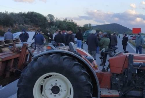 Μπλόκο αγροτών στην ΕΟ Σπάρτης-Σκάλας: «Δεν κάνουμε ούτε βήμα πίσω»