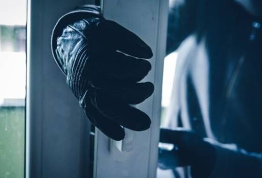 15χρονος με συνεργούς πίσω από… αποτυχημένη κλοπή στην Τρύπη