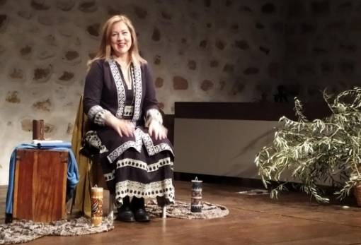 «Παραμύθια που μυρίζουν ελιά»: Η Σάσα Βούλγαρη αφηγείται στο Μουσείο Ελιάς και Λαδιού