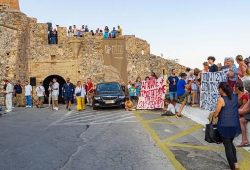 Αποδοκιμασίες σε Μενδώνη για το τελεφερίκ