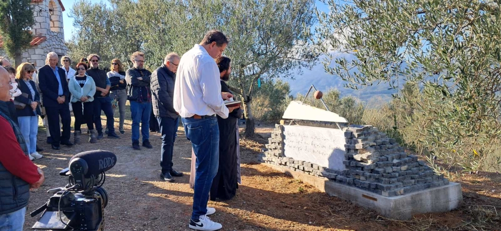 &Sigma;&tau;&eta;&nu; &alpha;&gamma;&alpha;&pi;&eta;&mu;έ&nu;&eta; &tau;&omicron;&upsilon; &Sigma;&epsilon;&lambda;&lambda;&alpha;&sigma;ί&alpha; &laquo;&rho;ί&zeta;&omega;&sigma;&epsilon;&raquo; &eta; &mu;&nu;ή&mu;&eta; &tau;&omicron;&upsilon; &Mu;. &Mu;&alpha;&nu;&omicron;&upsilon;&sigma;ά&kappa;&eta;