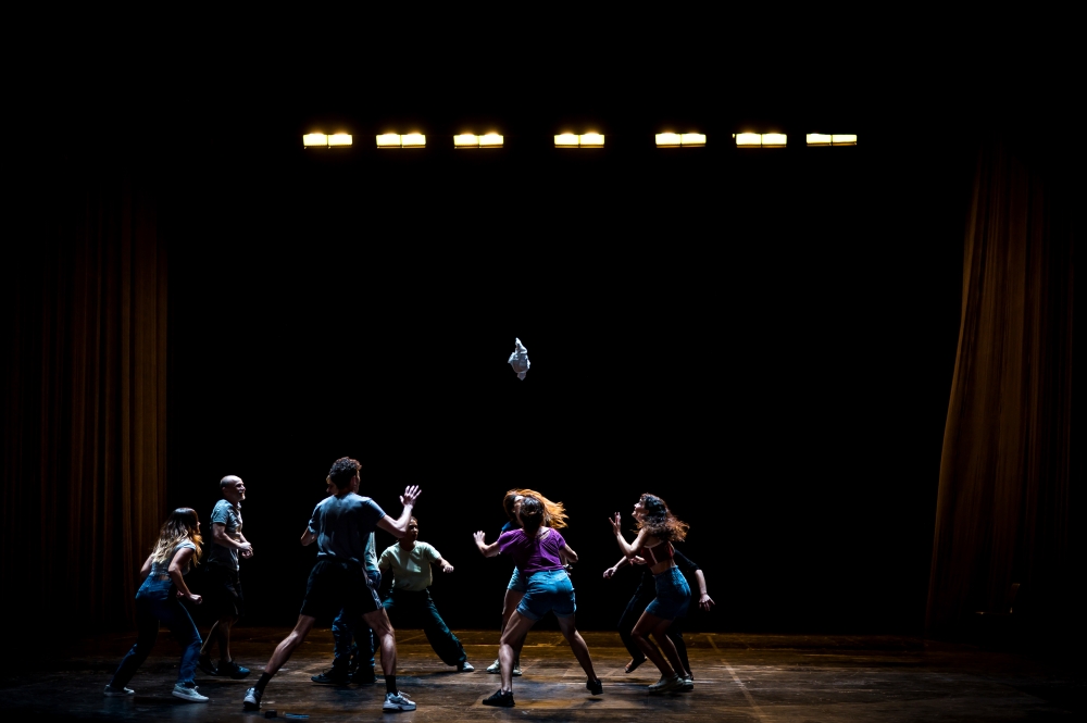 &Eta; &Delta;&Epsilon;&Eta; &phi;έ&rho;&nu;&epsilon;&iota; &tau;&eta; &theta;&epsilon;&alpha;&tau;&rho;&iota;&kappa;ή &epsilon;&mu;&pi;&epsilon;&iota;&rho;ί&alpha; &sigma;&tau;&alpha; &Kappa;ύ&theta;&eta;&rho;&alpha;, &mu;&epsilon; &zeta;&omega;&nu;&tau;&alpha;&nu;ή &mu;&epsilon;&tau;ά&delta;&omicron;&sigma;&eta; &tau;&eta;&sigmaf; &pi;&alpha;&rho;ά&sigma;&tau;&alpha;&sigma;&eta;&sigmaf; &laquo;έ&chi;&epsilon;&iota;&sigmaf; &pi;έ&nu;&tau;&epsilon; &lambda;&epsilon;&pi;&tau;ά&raquo;