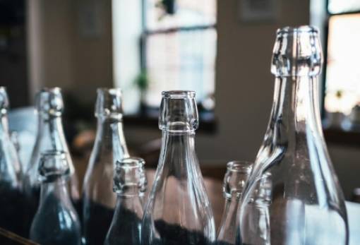 Μικροπλαστικά: Εντοπίστηκαν ακόμη και σε γυάλινα μπουκάλια