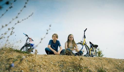 &laquo;&Tau;ό&sigma;&omicron; &Mu;&alpha;&kappa;&rho;&iota;ά&raquo;: &Mu;&iota;&alpha; &sigma;&upsilon;&gamma;&kappa;&iota;&nu;&eta;&tau;&iota;&kappa;ή &tau;&alpha;&iota;&nu;ί&alpha; &gamma;&iota;&alpha; &tau;&eta; &phi;&iota;&lambda;ί&alpha; &kappa;&alpha;&iota; &tau;&eta;&nu; &alpha;&pi;ώ&lambda;&epsilon;&iota;&alpha; &alpha;&pi;ό &tau;&eta;&nu; &Kappa;&iota;&nu;&eta;&mu;&alpha;&tau;&omicron;&gamma;&rho;&alpha;&phi;&iota;&kappa;ή &Lambda;έ&sigma;&chi;&eta; &laquo;&Rho;ό&delta;&omicron;&nu;&raquo;