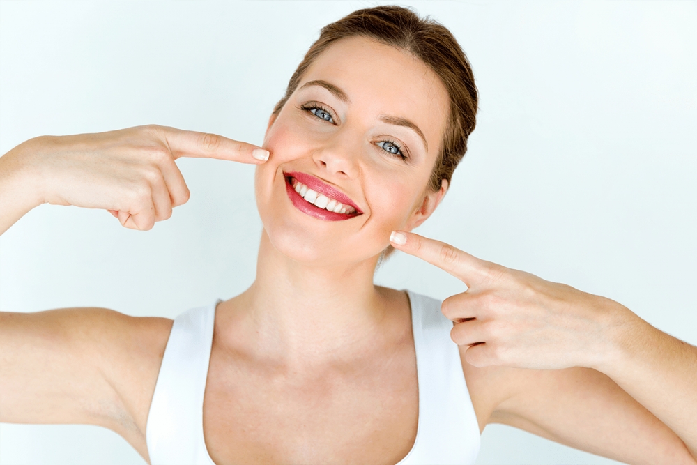 Έξυπνα tricks για να φαίνονται τα δόντια σας  πιο λευκά