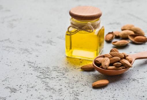 Αμυγδαλέλαιο: 5 λόγοι για να το εντάξεις στη beauty ρουτίνα σου