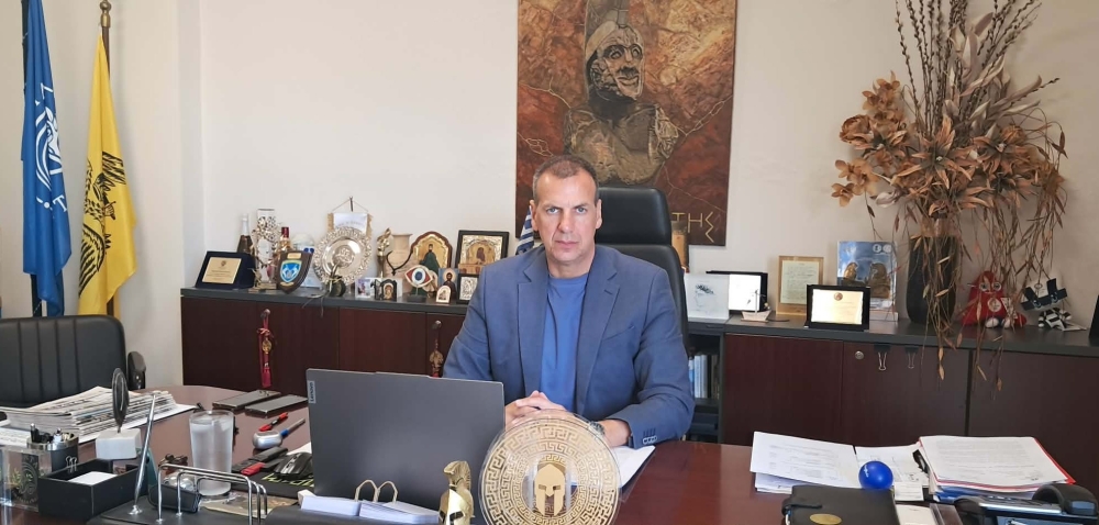 &Beta;&alpha;&kappa;&alpha;&lambda;ό&pi;&omicron;&upsilon;&lambda;&omicron;&sigmaf;: &laquo;&Epsilon;&nu;ώ&nu;&omicron;&upsilon;&mu;&epsilon; &tau;&eta; &phi;&omega;&nu;ή &mu;&alpha;&sigmaf; &mu;&epsilon; &tau;&omicron;&upsilon;&sigmaf; &alpha;&pi;&omicron;&gamma;ό&nu;&omicron;&upsilon;&sigmaf;, &alpha;&pi;&alpha;&iota;&tau;ώ&nu;&tau;&alpha;&sigmaf; &tau;&eta;&nu; &iota;&sigma;&tau;&omicron;&rho;&iota;&kappa;ή &delta;&iota;&kappa;&alpha;ί&omega;&sigma;&eta;&raquo;