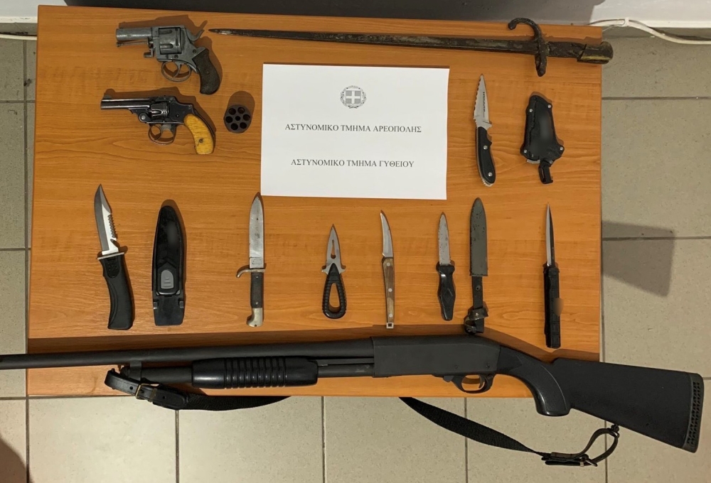 Περίστροφα και μαχαίρια βρέθηκαν σε οικία 64χρονου στη Μάνη