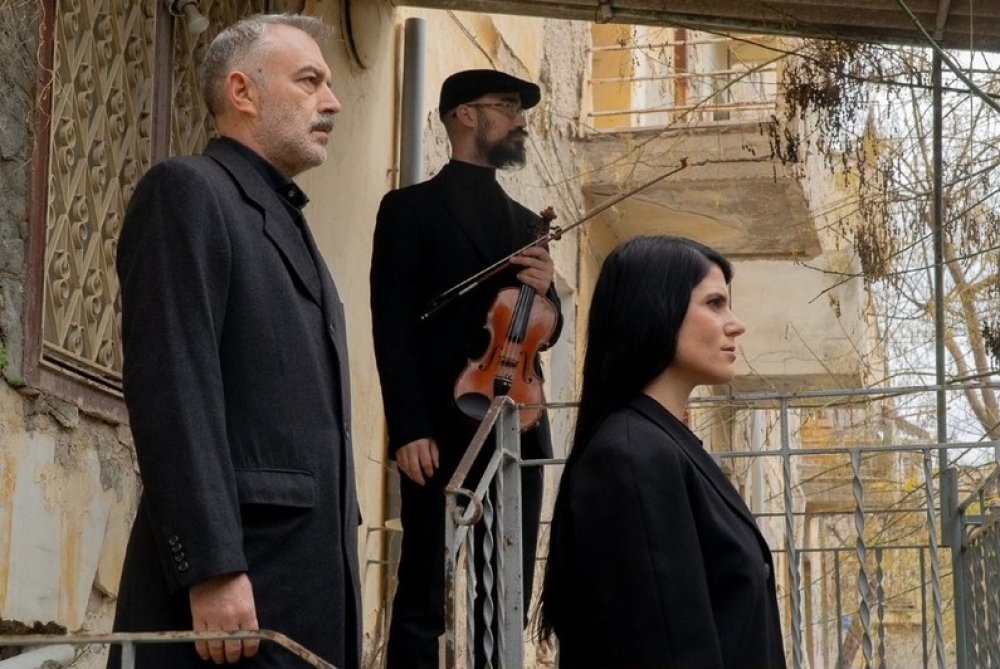 &laquo;&Sigma;ώ&mu;&alpha; &Mu;ή&delta;&epsilon;&iota;&alpha;&raquo;: &Psi;ί&theta;&upsilon;&rho;&omicron;&iota; &alpha;&pi;ό &tau;&omicron;&nu; Ά&delta;&eta; &sigma;&tau;&omicron; &Alpha;&mu;&phi;&iota;&theta;έ&alpha;&tau;&rho;&omicron; &Xi;&eta;&rho;&omicron;&kappa;&alpha;&mu;&pi;ί&omicron;&upsilon;