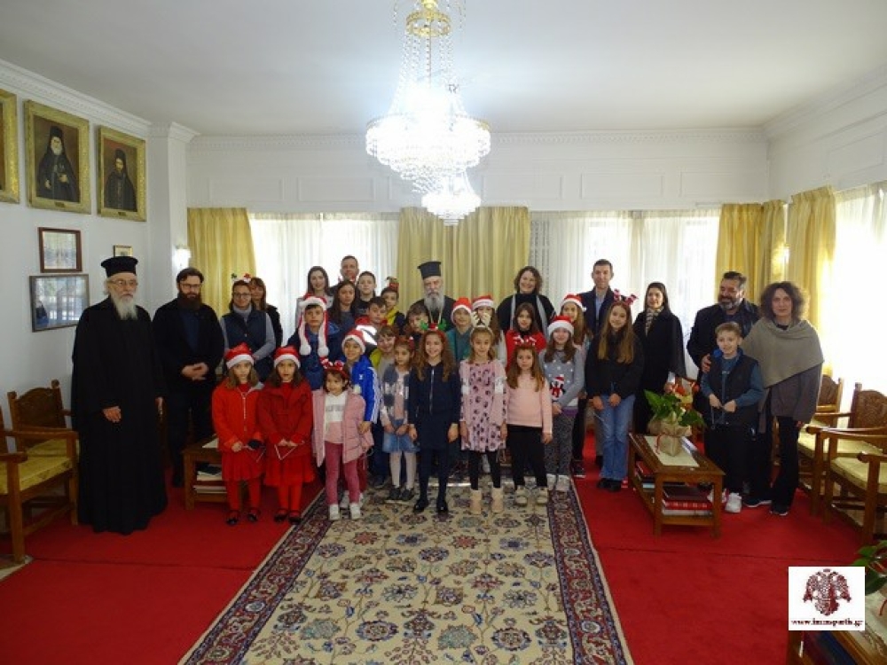 &Tau;&alpha; &Chi;&rho;&iota;&sigma;&tau;&omicron;&upsilon;&gamma;&epsilon;&nu;&nu;&iota;ά&tau;&iota;&kappa;&alpha; &kappa;ά&lambda;&alpha;&nu;&tau;&alpha; &sigma;&tau;&omicron;&nu; &Mu;&eta;&tau;&rho;&omicron;&pi;&omicron;&lambda;ί&tau;&eta; &Epsilon;&upsilon;&sigma;&tau;ά&theta;&iota;&omicron;