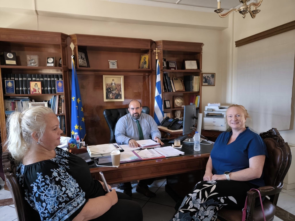 Τι γυρεύει η πρέσβειρα της Αυστραλίας στα Κύθηρα;