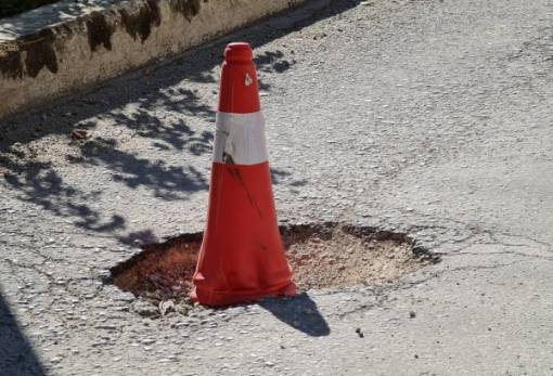 «Τι λακκούβα, λακκουβάρα κι όλους τους χωρεί…»