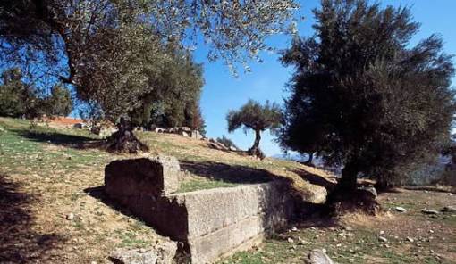 &Lambda;&alpha;&kappa;έ-&Delta;&alpha;&iota;&mu;&omicron;&nu;&iota;&kappa;ά: &Tau;&omicron; &sigma;&tau;&omicron;&iota;&chi;&epsilon;&iota;ό &tau;&omicron;&upsilon; &lambda;ό&phi;&omicron;&upsilon; &tau;&eta;&sigmaf; &Alpha;&gamma;ί&alpha;&sigmaf; &Kappa;&upsilon;&rho;&iota;&alpha;&kappa;ή&sigmaf;