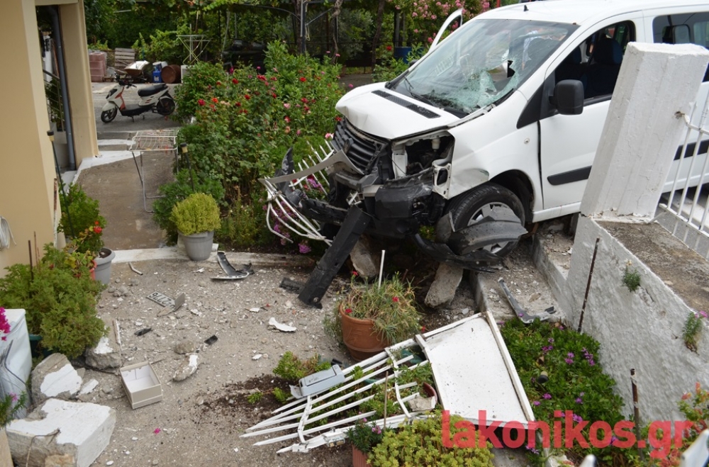 Όχημα «καρφώθηκε» σε αυλή σπιτιού στο Παλαιολόγιο (ΦΩΤΟ-VIDEO)