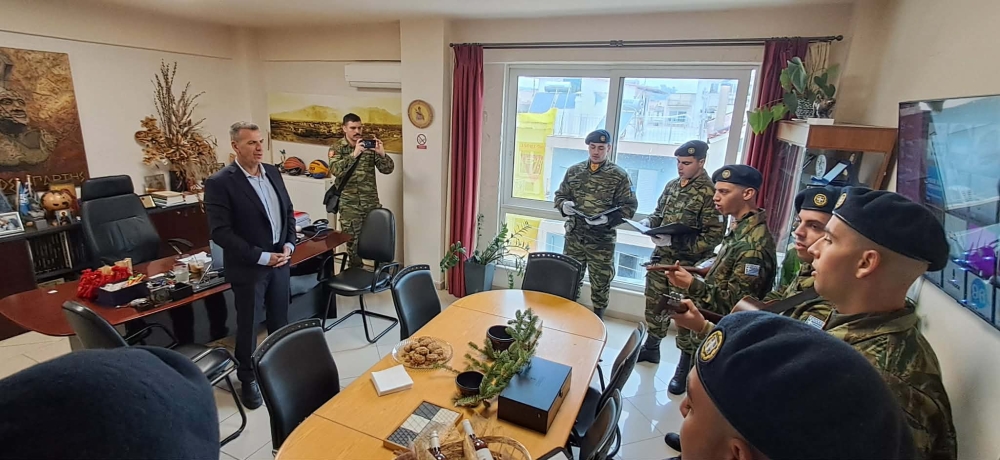 &Tau;&alpha;&hellip; έ&psi;&alpha;&lambda;&alpha;&nu; &sigma;&tau;&omicron;&nu; &Beta;&alpha;&kappa;&alpha;&lambda;ό&pi;&omicron;&upsilon;&lambda;&omicron; &pi;&alpha;&iota;&delta;&iota;ά, &sigma;&tau;&rho;&alpha;&tau;&iota;ώ&tau;&epsilon;&sigmaf; &kappa;&alpha;&iota; &chi;&omicron;&rho;&omega;&delta;&omicron;ί