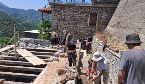 &Tau;&alpha; &Lambda;&alpha;&gamma;&kappa;ά&delta;&iota;&alpha; &kappa;&rho;&alpha;&tau;&omicron;ύ&nu; &zeta;&omega;&nu;&tau;&alpha;&nu;ή &tau;&eta;&nu; &tau;έ&chi;&nu;&eta; &tau;&eta;&sigmaf; &pi;έ&tau;&rho;&alpha;&sigmaf;