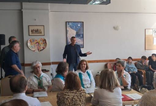 Δύο γενιές μοιράστηκαν ιστορίες και χαμόγελα στο ΚΑΠΗ Σπάρτης