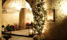 &Eta; &laquo;&Pi;&alpha;&rho;&alpha;&mu;&upsilon;&theta;&omicron;&chi;ώ&rho;&alpha; &tau;&eta;&sigmaf; &alpha;&gamma;ά&pi;&eta;&sigmaf;&raquo; &phi;έ&rho;&nu;&epsilon;&iota; &tau;&alpha; &Chi;&rho;&iota;&sigma;&tau;&omicron;ύ&gamma;&epsilon;&nu;&nu;&alpha; &sigma;&tau;&omicron;&nu; &Delta;. &Mu;&omicron;&nu;&epsilon;&mu;&beta;&alpha;&sigma;ί&alpha;&sigmaf;