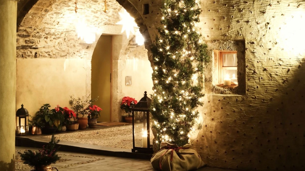 &Eta; &laquo;&Pi;&alpha;&rho;&alpha;&mu;&upsilon;&theta;&omicron;&chi;ώ&rho;&alpha; &tau;&eta;&sigmaf; &alpha;&gamma;ά&pi;&eta;&sigmaf;&raquo; &phi;έ&rho;&nu;&epsilon;&iota; &tau;&alpha; &Chi;&rho;&iota;&sigma;&tau;&omicron;ύ&gamma;&epsilon;&nu;&nu;&alpha; &sigma;&tau;&omicron;&nu; &Delta;. &Mu;&omicron;&nu;&epsilon;&mu;&beta;&alpha;&sigma;ί&alpha;&sigmaf;