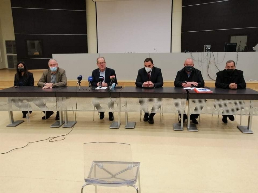 &Pi;. &Nu;ί&kappa;&alpha;&sigmaf;: &laquo;&Sigma;&tau;&eta;&rho;ί&zeta;&omicron;&upsilon;&mu;&epsilon; &alpha;&gamma;&omega;&nu;&iota;&sigma;&tau;&iota;&kappa;ά &tau;&eta;&nu; &epsilon;&phi;&alpha;&rho;&mu;&omicron;&gamma;ή &tau;&eta;&sigmaf; &epsilon;&nu;&iota;&sigma;&chi;&upsilon;&mu;έ&nu;&eta;&sigmaf; &alpha;&nu;&alpha;&lambda;&omicron;&gamma;&iota;&kappa;ή&sigmaf;&raquo;