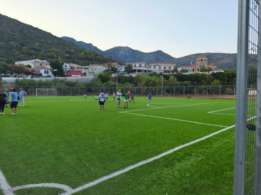 &Nu;έ&alpha; &gamma;ή&pi;&epsilon;&delta;&alpha; &pi;&omicron;&delta;&omicron;&sigma;&phi;&alpha;ί&rho;&omicron;&upsilon; &kappa;&alpha;&iota; &mu;&pi;ά&sigma;&kappa;&epsilon;&tau; &kappa;&omicron;&sigma;&mu;&omicron;ύ&nu; &tau;&omicron; &Kappa;&upsilon;&pi;&alpha;&rho;ί&sigma;&sigma;&iota;