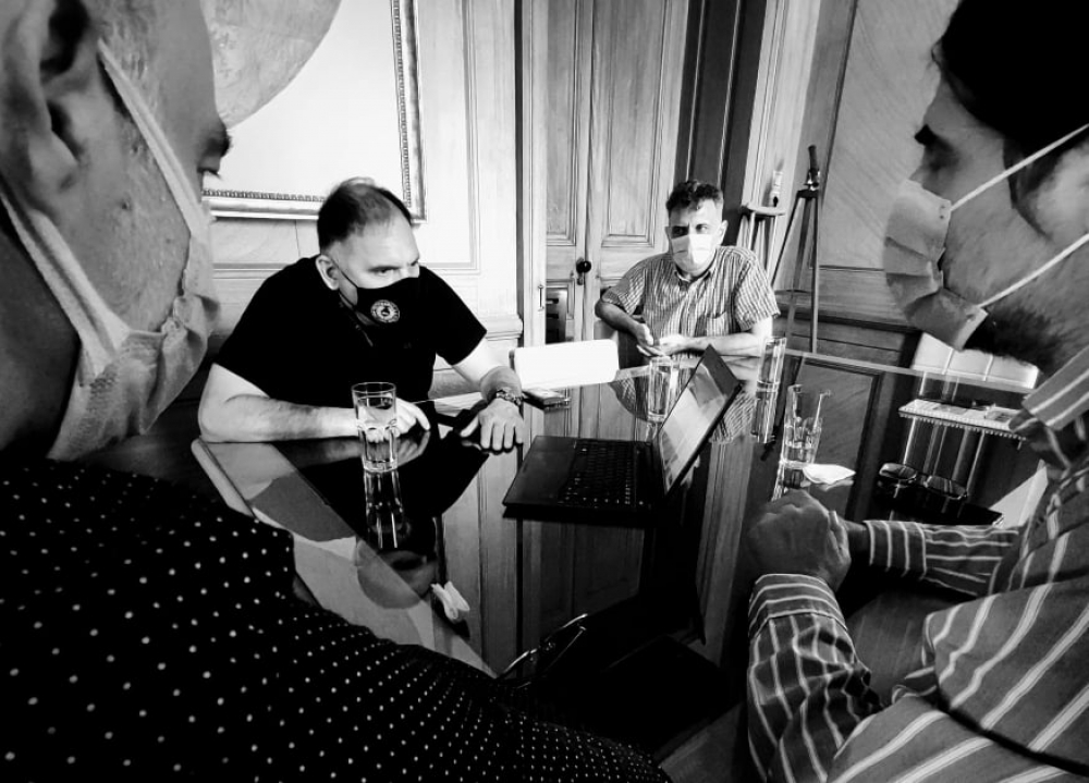 &Mu;&epsilon; &tau;&omicron;&upsilon;&sigmaf; &epsilon;&pi;&iota;&kappa;&epsilon;&phi;&alpha;&lambda;ή&sigmaf; &tau;&omicron;&upsilon; &Epsilon;&theta;&nu;&iota;&kappa;&omicron;ύ &Alpha;&sigma;&tau;&epsilon;&rho;&omicron;&sigma;&kappa;&omicron;&pi;&epsilon;ί&omicron;&upsilon; &sigma;&upsilon;&nu;&alpha;&nu;&tau;ή&theta;&eta;&kappa;&epsilon; &omicron; &Nu;. &Kappa;&rho;&eta;&tau;&iota;&kappa;ό&sigmaf;