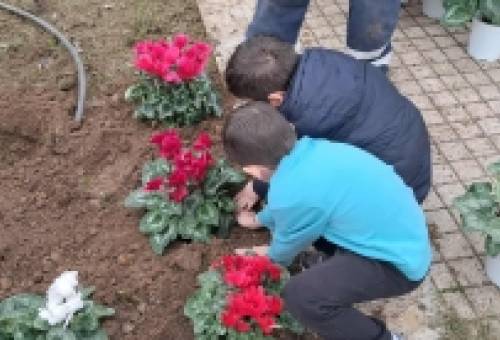 Φύτεψαν πολύχρωμη «ελπίδα» οι μικροί ενσαρκωτές της στο Πάρκο Γουδέ