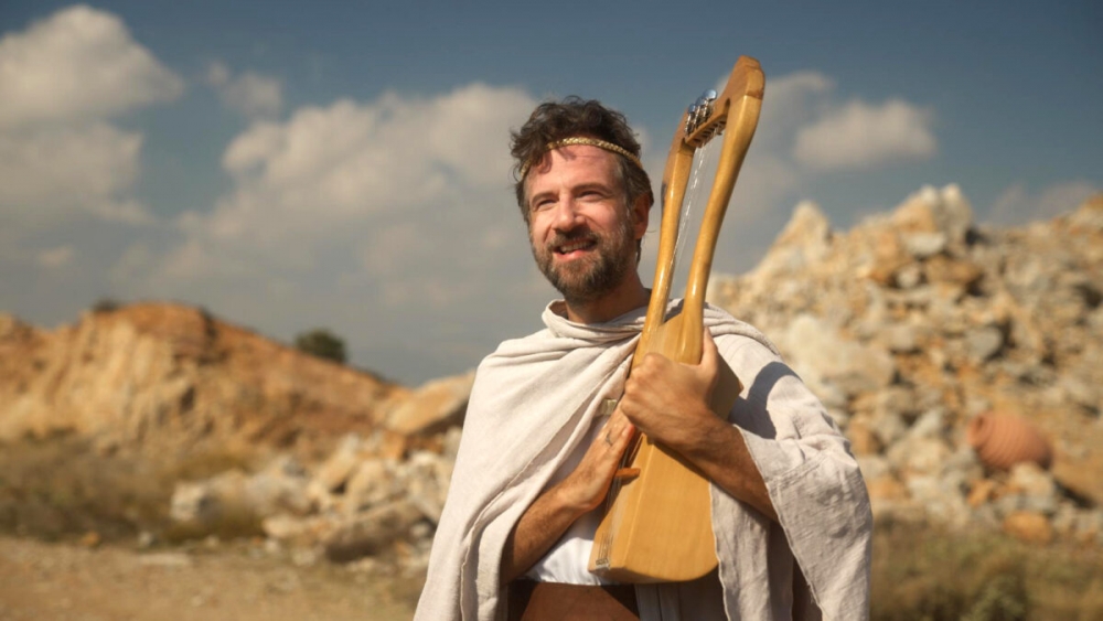 &laquo;300&hellip;&kappa;&alpha;&iota; &delta;ύ&omicron;&raquo;: &Eta; &nu;έ&alpha; &kappa;&omega;&mu;&iota;&kappa;ή &sigma;&epsilon;&iota;&rho;ά &laquo;&mu;&omicron;&iota;&rho;ά&zeta;&epsilon;&iota;&raquo; &alpha;&sigma;&tau;&epsilon;ί&alpha; &alpha;&pi;ό &tau;&eta;&nu; &alpha;&rho;&chi;&alpha;ί&alpha; &Sigma;&pi;ά&rho;&tau;&eta;