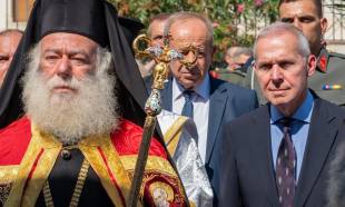 &Lambda;&alpha;&mu;&pi;&rho;ή &eta; &upsilon;&pi;&omicron;&delta;&omicron;&chi;ή &tau;&omicron;&upsilon; &Pi;&alpha;&tau;&rho;&iota;ά&rho;&chi;&eta; &Alpha;&lambda;&epsilon;&xi;&alpha;&nu;&delta;&rho;&epsilon;ί&alpha;&sigmaf; &Theta;&epsilon;&omicron;&delta;ώ&rho;&omicron;&upsilon; &Beta;' &sigma;&tau;&eta; &Mu;ά&nu;&eta;