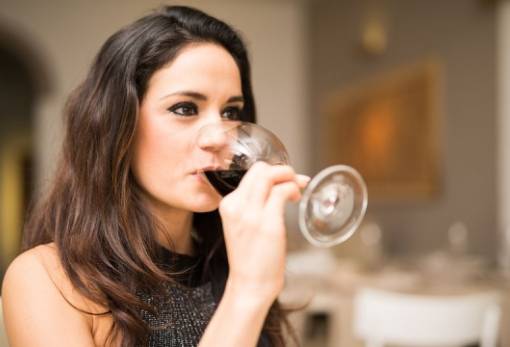 Έρευνα: Οι γυναίκες πίνουν περισσότερο αλκοόλ και πεθαίνουν συχνότερα από αυτό