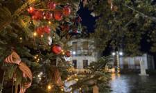 Μαγεία Χριστουγέννων στη Βαμβακού με άναμμα έλατου και μελωδίες Δεληβοριά