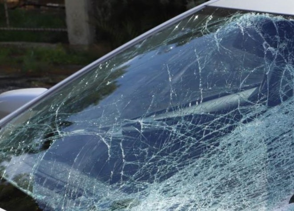 Τροχαίο στους Μολάους: Όχημα «καρφώθηκε» σε δέντρο