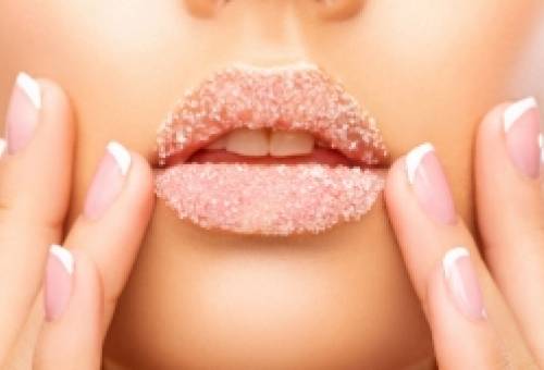 Εύκολο diy lip scrub για χείλη λαμπερά κι υγιή