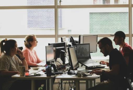 Η Gen Z έχει πτυχία, φοιτητικά χρέη και… καθόλου δουλειές