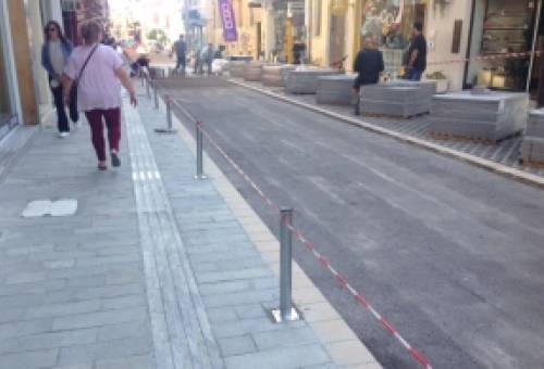 Τι είναι αυτά τα κολωνάκια που βάζουν στη Βρασίδου στο Open Mall Σπάρτης;