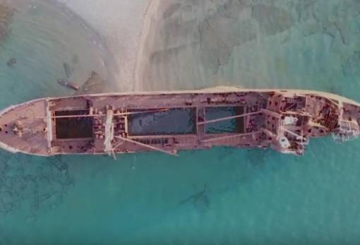 Ένα με το φυσικό τοπίο το ναυάγιο στην παραλία Γλυφάδας Γυθείου! (VIDEO)