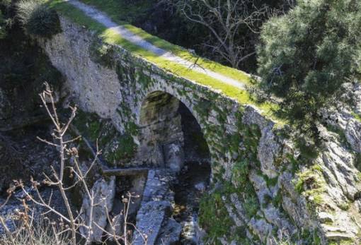 Πιερρουτσάκος εναντίον ΕΦΑΛΑΚ με φόντο το ελληνιστικό γεφύρι