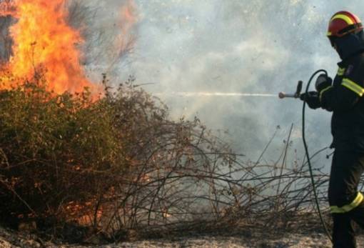 Τρεις συλλήψεις για πυρκαγιές σε Σκούρα και Μυστρά