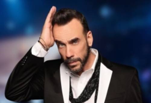 Ο Πάνος Μουζουράκης «ανάβει» τα Χριστούγεννα στη Βαμβακού