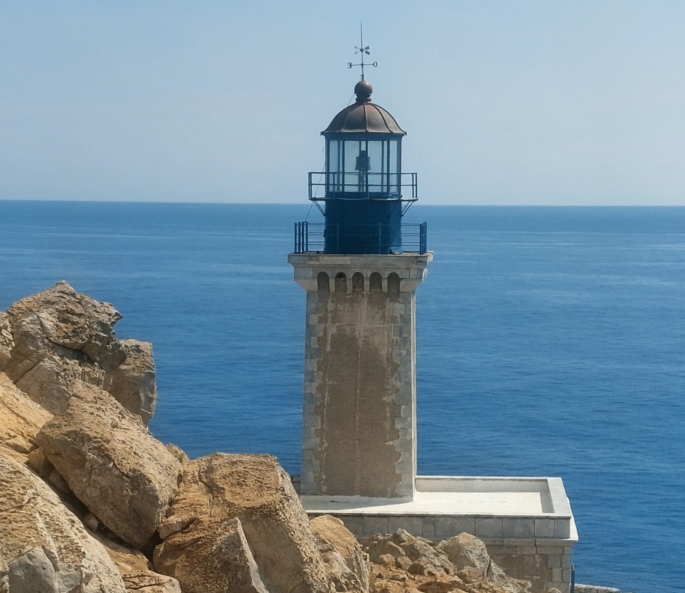 &Lambda;&alpha;&kappa;&epsilon;-&Delta;&alpha;&iota;&mu;&omicron;&nu;&iota;&kappa;ά: &Sigma;&tau;&omicron; ά&kappa;&rho;&omicron; &tau;&omicron;&upsilon; &Tau;&alpha;&iota;&nu;ά&rho;&omicron;&upsilon; &tau;&omicron; &phi;&omega;&sigmaf; &epsilon;&pi;&iota;&mu;έ&nu;&epsilon;&iota; &kappa;&alpha;&iota; &tau;&omicron; &pi;έ&rho;&alpha;&sigma;&mu;&alpha; &delta;&epsilon;&nu; &sigma;&beta;ή&nu;&epsilon;&iota;