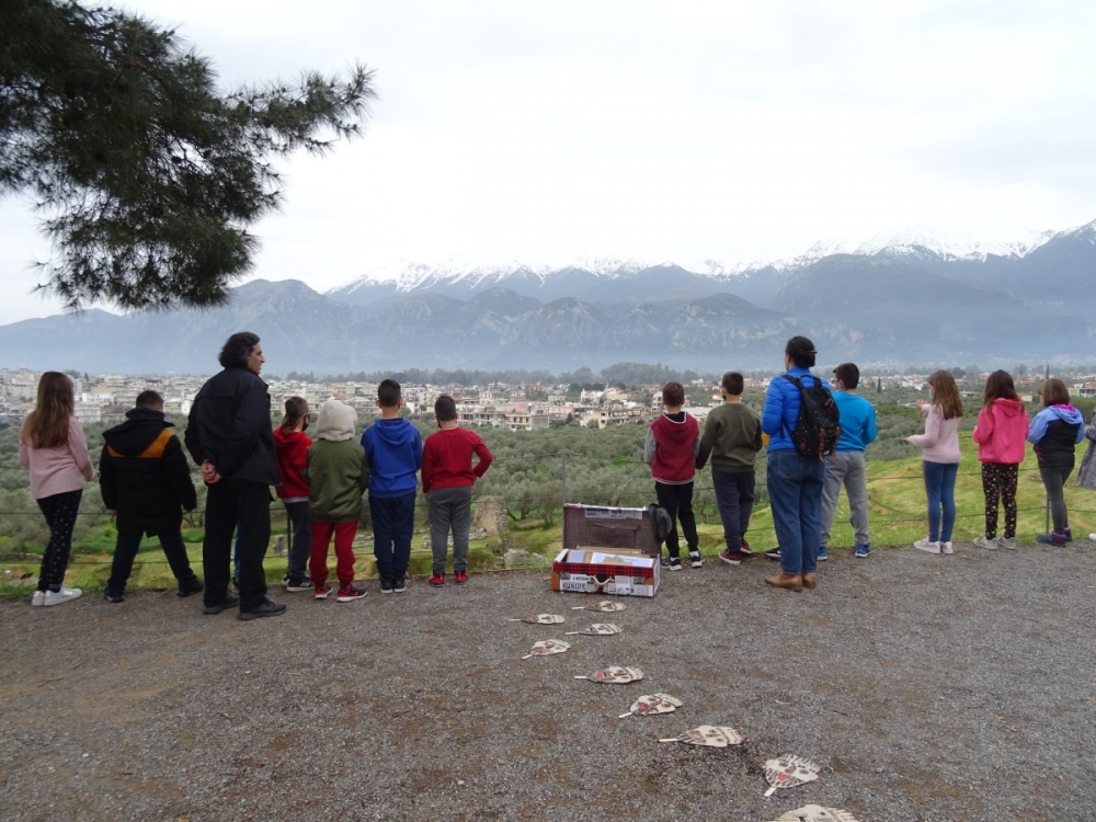 &Mu;&alpha;&theta;&eta;&tau;έ&sigmaf; &tau;&omicron;&upsilon; &Delta;&eta;&mu;&omicron;&tau;&iota;&kappa;&omicron;ύ &Mu;&alpha;&gamma;&omicron;ύ&lambda;&alpha;&sigmaf; &sigma;&tau;&omicron; &alpha;&rho;&chi;&alpha;ί&omicron; &theta;έ&alpha;&tau;&rho;&omicron; &Sigma;&pi;ά&rho;&tau;&eta;&sigmaf;