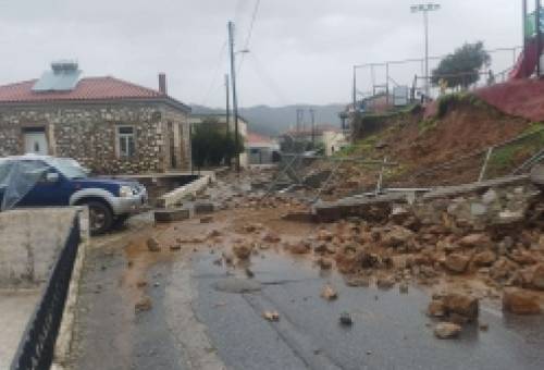 Κακοκαιρία: Κατάρρευση μαντρότοιχου στο σχολείο της Πετρίνας