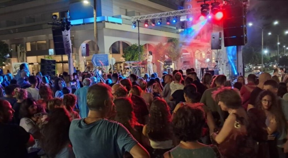 &Eta; &Sigma;&pi;ά&rho;&tau;&eta; &epsilon;&tau;&omicron;&iota;&mu;ά&zeta;&epsilon;&tau;&alpha;&iota; &gamma;&iota;&alpha; &tau;&eta; &mu;&epsilon;&gamma;ά&lambda;&eta; &laquo;&Lambda;&epsilon;&upsilon;&kappa;ή &Nu;ύ&chi;&tau;&alpha;&raquo; &mu;&epsilon; Josephine &sigma;&tau;&iota;&sigmaf; 21 &Alpha;&upsilon;&gamma;&omicron;ύ&sigma;&tau;&omicron;&upsilon;