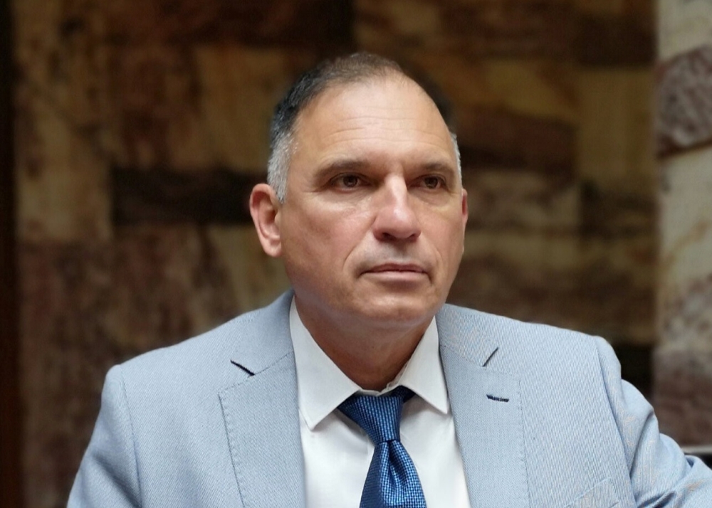 &Mu;&epsilon; &rho;&upsilon;&theta;&mu;&omicron;ύ&sigmaf; &pi;&rho;&omega;&tau;&alpha;&theta;&lambda;&eta;&tau;ή &sigma;&tau;&alpha; &upsilon;&pi;&omicron;&upsilon;&rho;&gamma;&epsilon;ί&alpha;: &Omicron; &Kappa;&rho;&eta;&tau;&iota;&kappa;ό&sigmaf; &laquo;&sigma;&pi;ά&epsilon;&iota;&raquo; &alpha;&pi;&omicron;&sigma;&tau;ά&sigma;&epsilon;&iota;&sigmaf; &kappa;&alpha;&iota; &chi;&rho;ό&nu;&omicron;